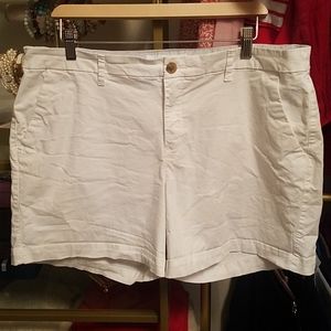 🛍👠 Old Navy 5" White Shorts